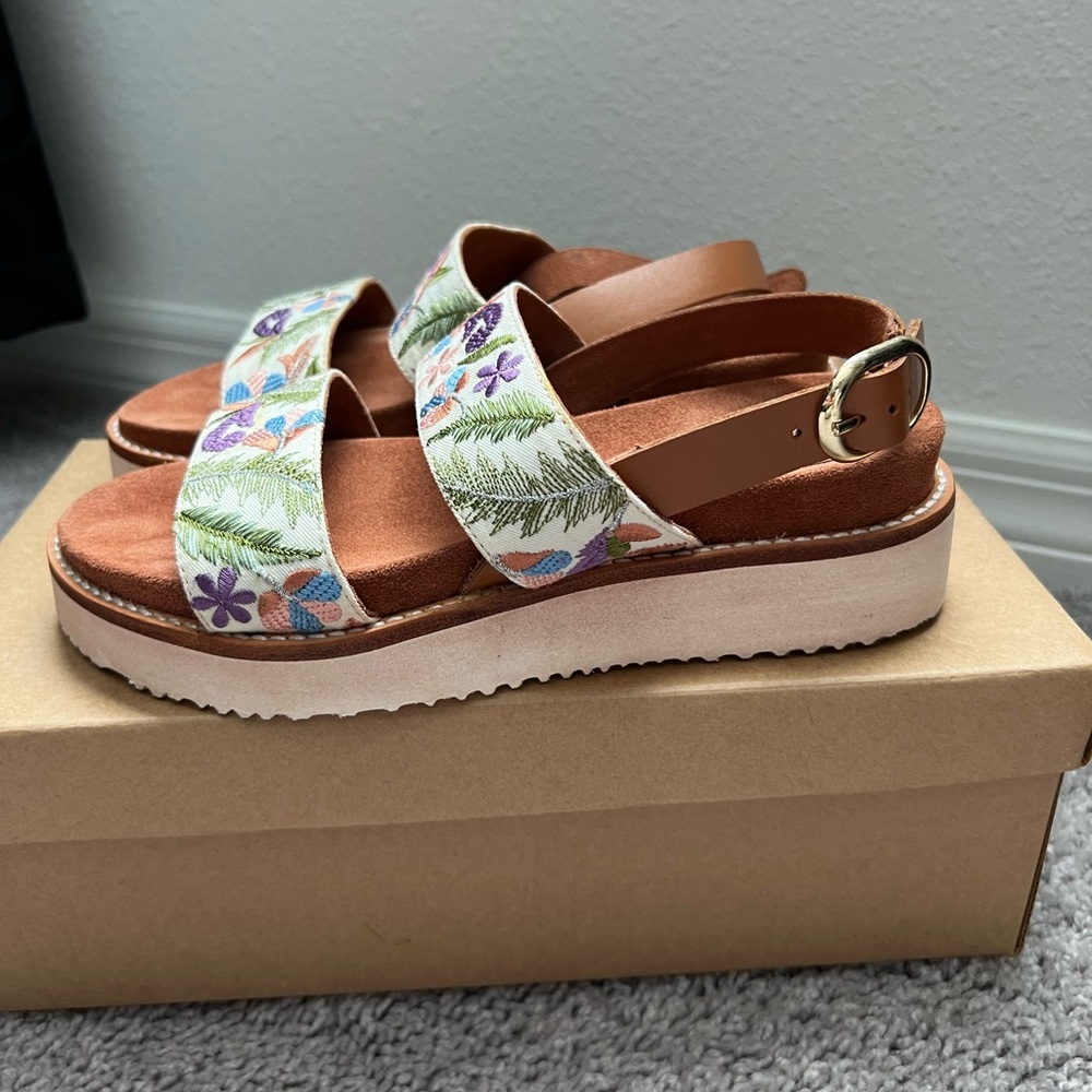 EUC Anthropologie Floral Embroidered Sandals 6 - Picture 2 of 8
